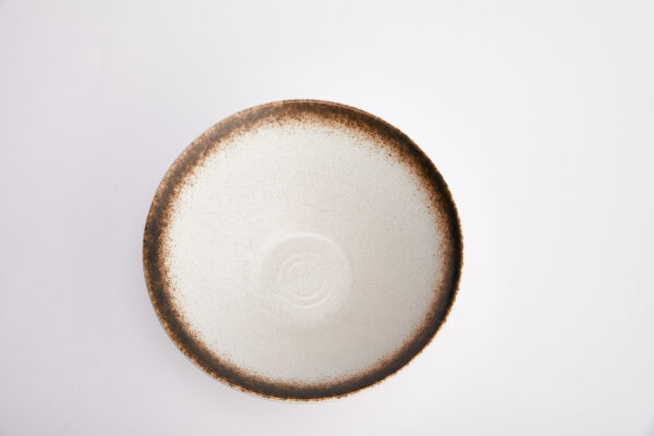Bol en céramique blanc crème – Rebord brun texturé – Image 2