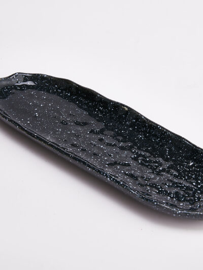 Assiette longue en céramique noire mouchetée