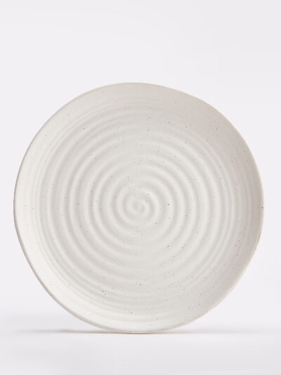 Assiette en céramique blanche à spirales