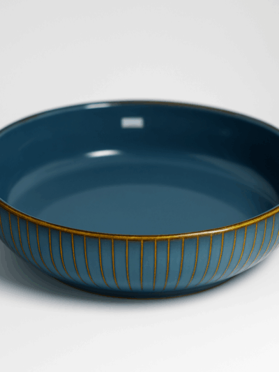 Assiette creuse en céramique bleu – Finition brillante et rainures dorées