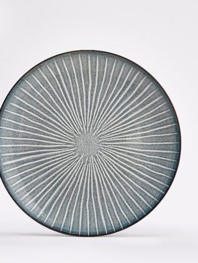 Assiette en céramique texturée – Motif rayonnant gris-blanc