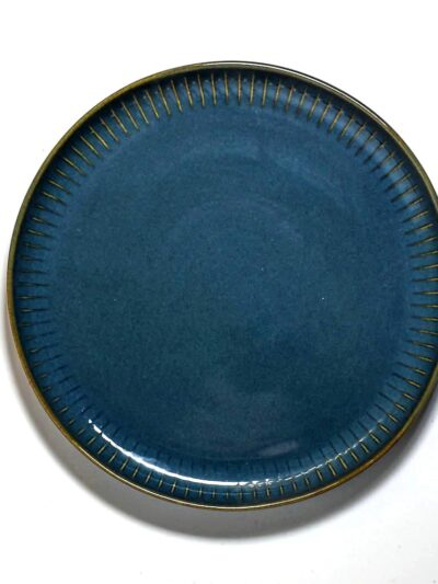 Assiette en céramique bleue – Finition brillante et bords rainurés