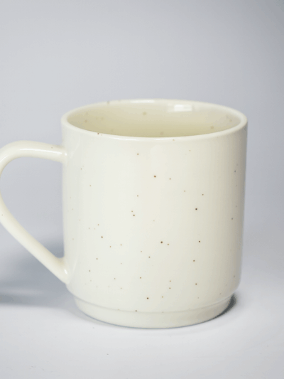 Tasse blanche en céramique – Éclats bruns