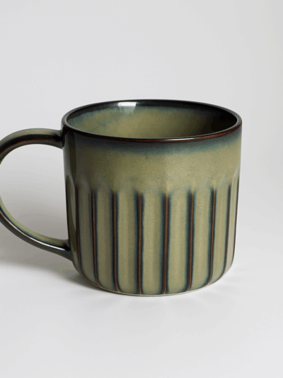 Mug en céramique cannelé – Émail vert bouteille et bleu nuit
