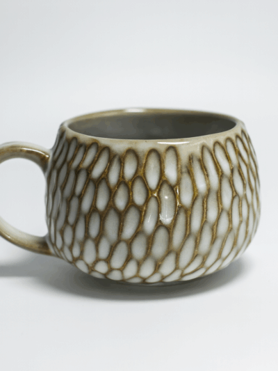 Mug en céramique texturée – Motif écailles brun doré