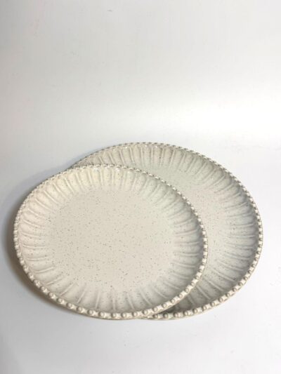 Assiette blanche nervurée à perles – Collection Élégance Rustique